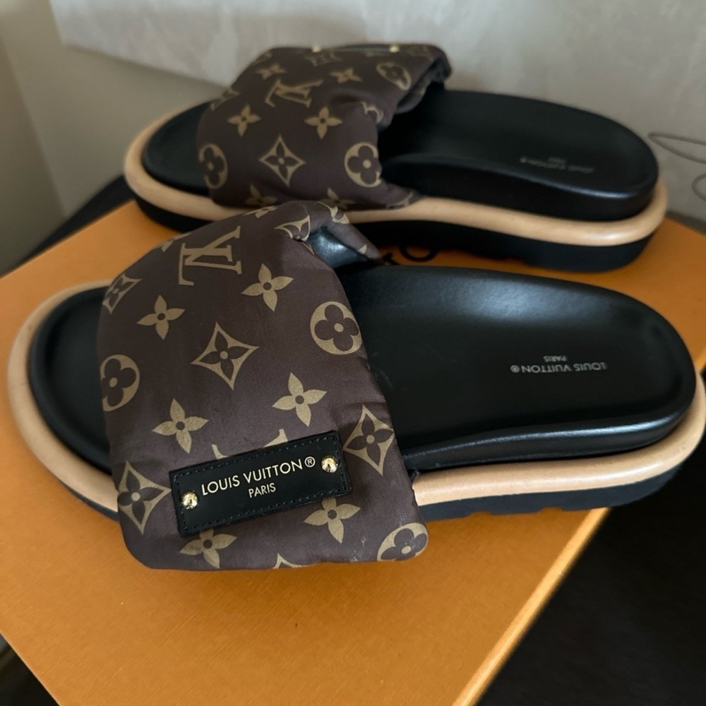 Louis Vuitton - Picture 3 of 5